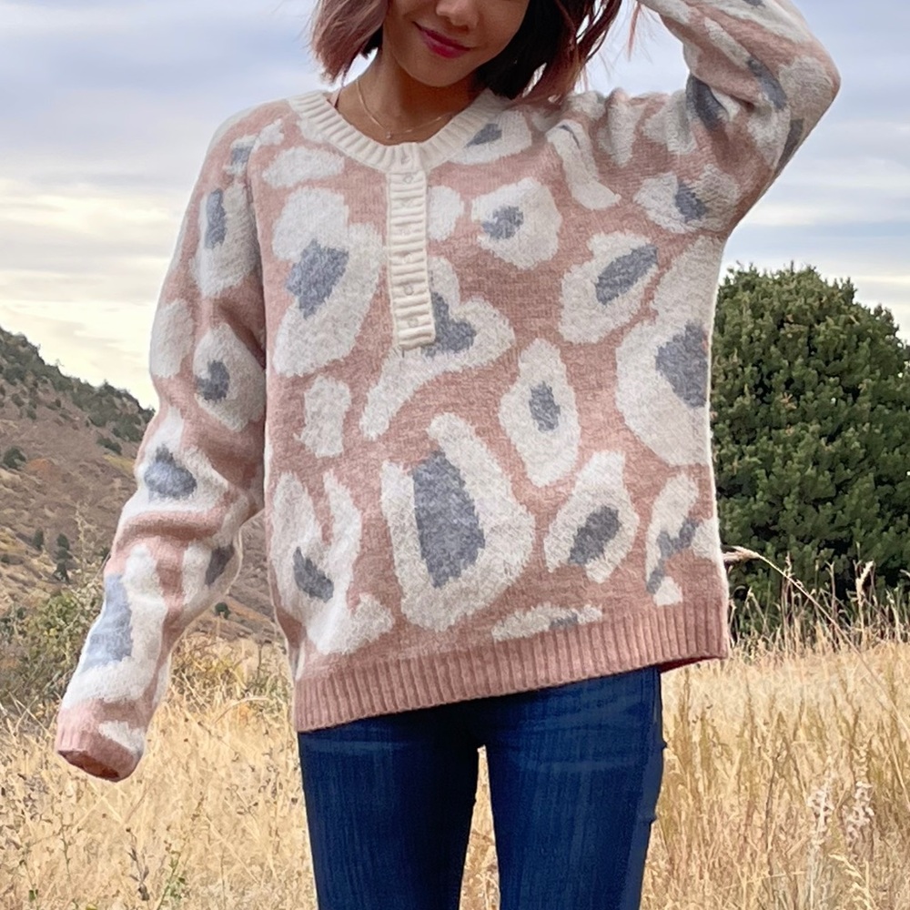 Super soft Cream, Tan & Gray Patterned Henley Crew Sweater
